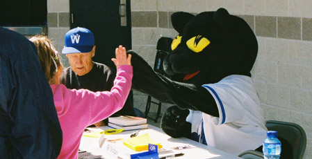 Dodger signs autographs (Photo by Drew Knarr)